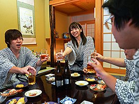 寝取られ社員旅行 女上司と一発ヤリたがる部下達にどんどん飲まされ泥酔した妻 僕とビデオ通話してる最中に中出しされていたなんて… 大浦真奈美　サンプル画像05